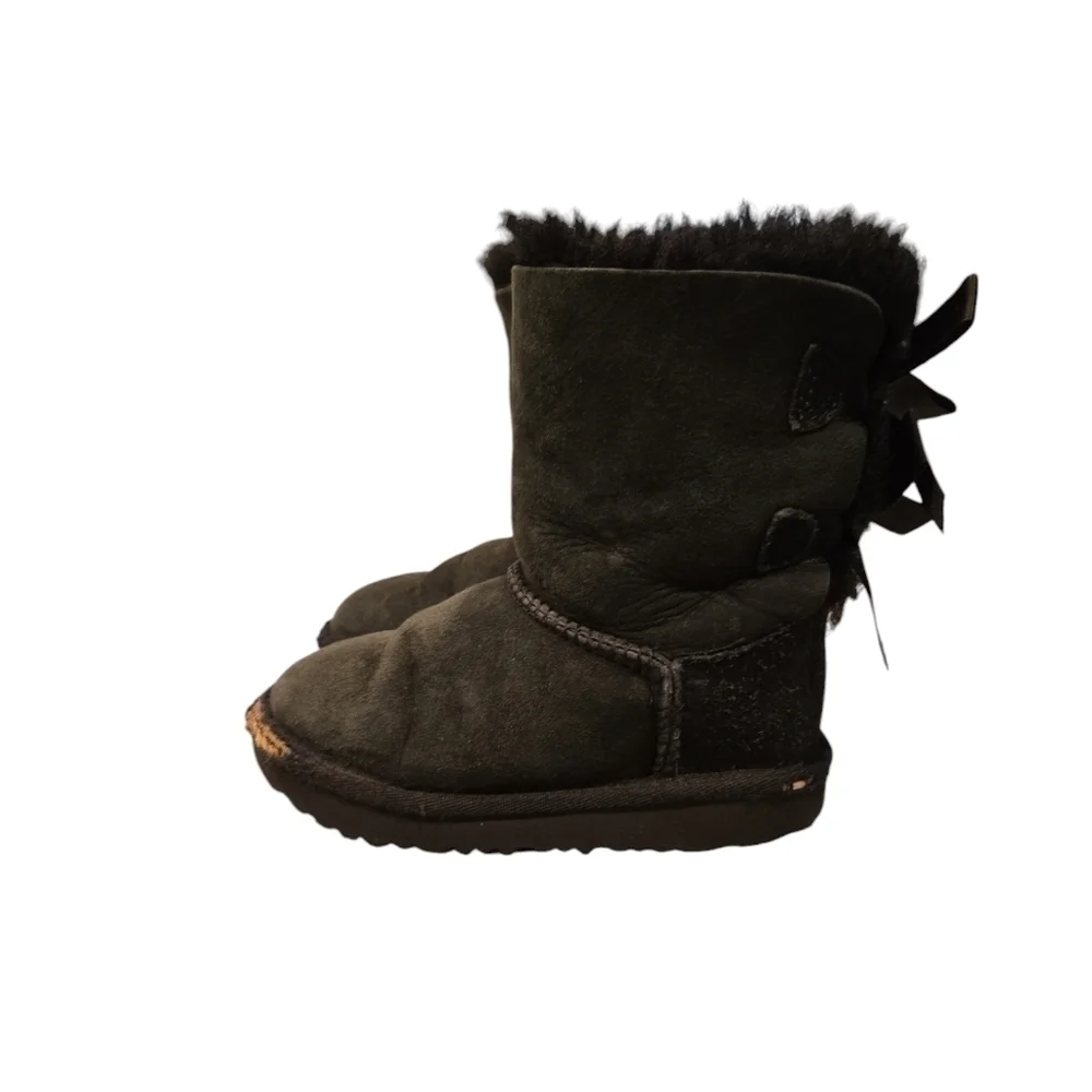 UGG BAILY BOW II BOOTS. SIZE GIRLS 9.